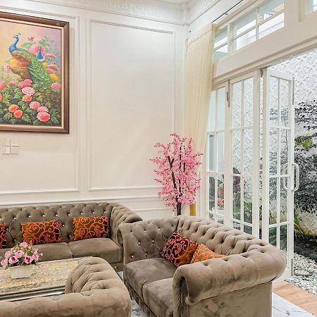 Sakura Guest House By The Lavana Бату Екстер'єр фото